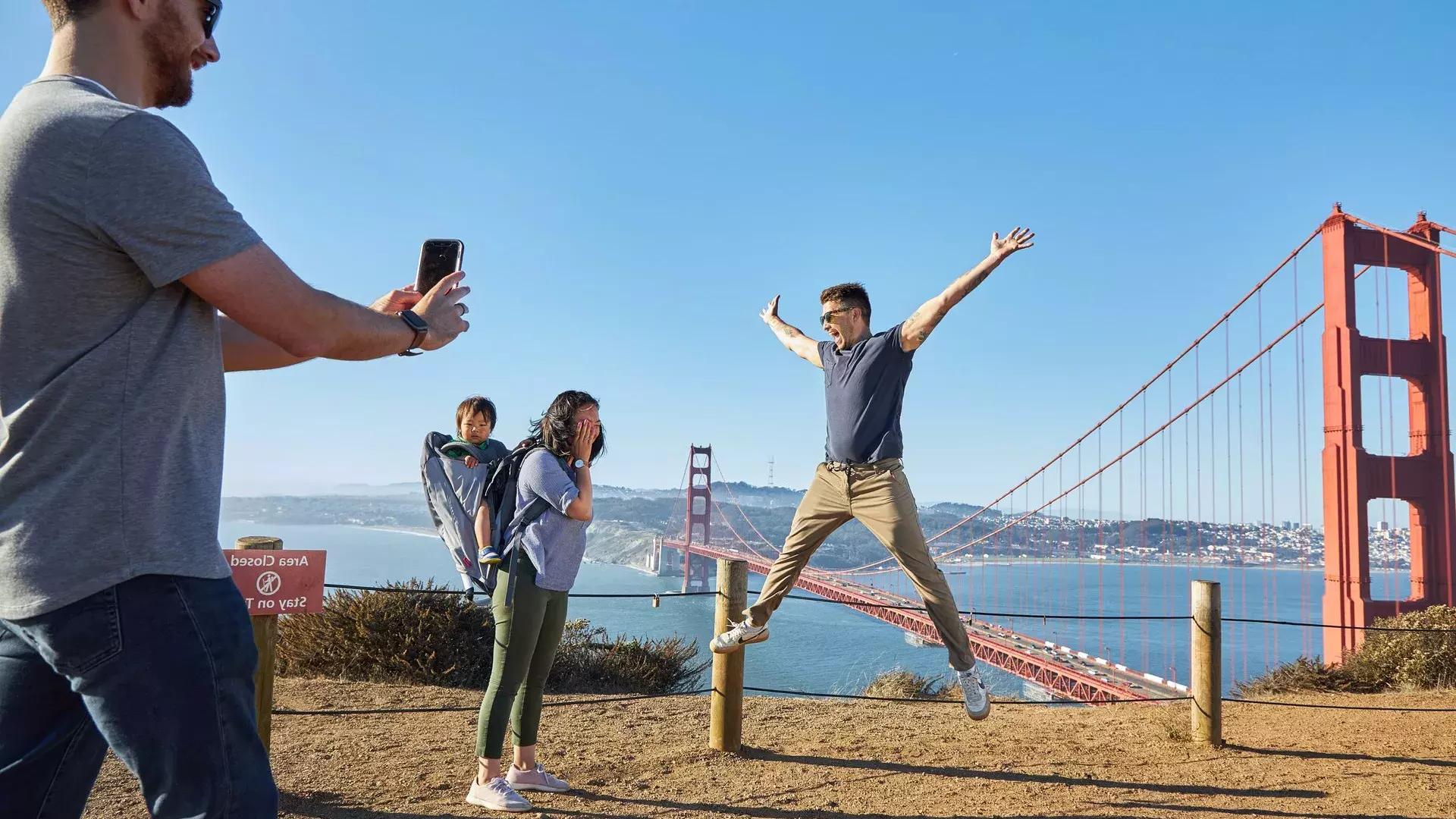 Un grupo tomando fotografías en el puente Golden Gate.