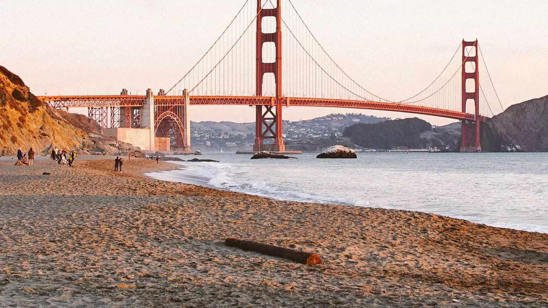 La playa Baker de San Francisco aparece en la foto con el puente Golden Gate al fondo.