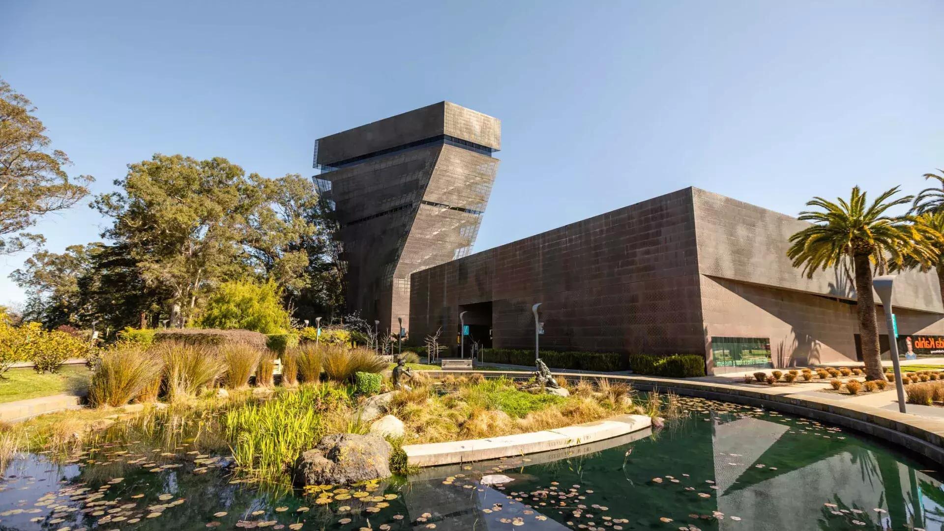 Exterior of 的 modern, angular 德扬博物馆. San Francisco, California.