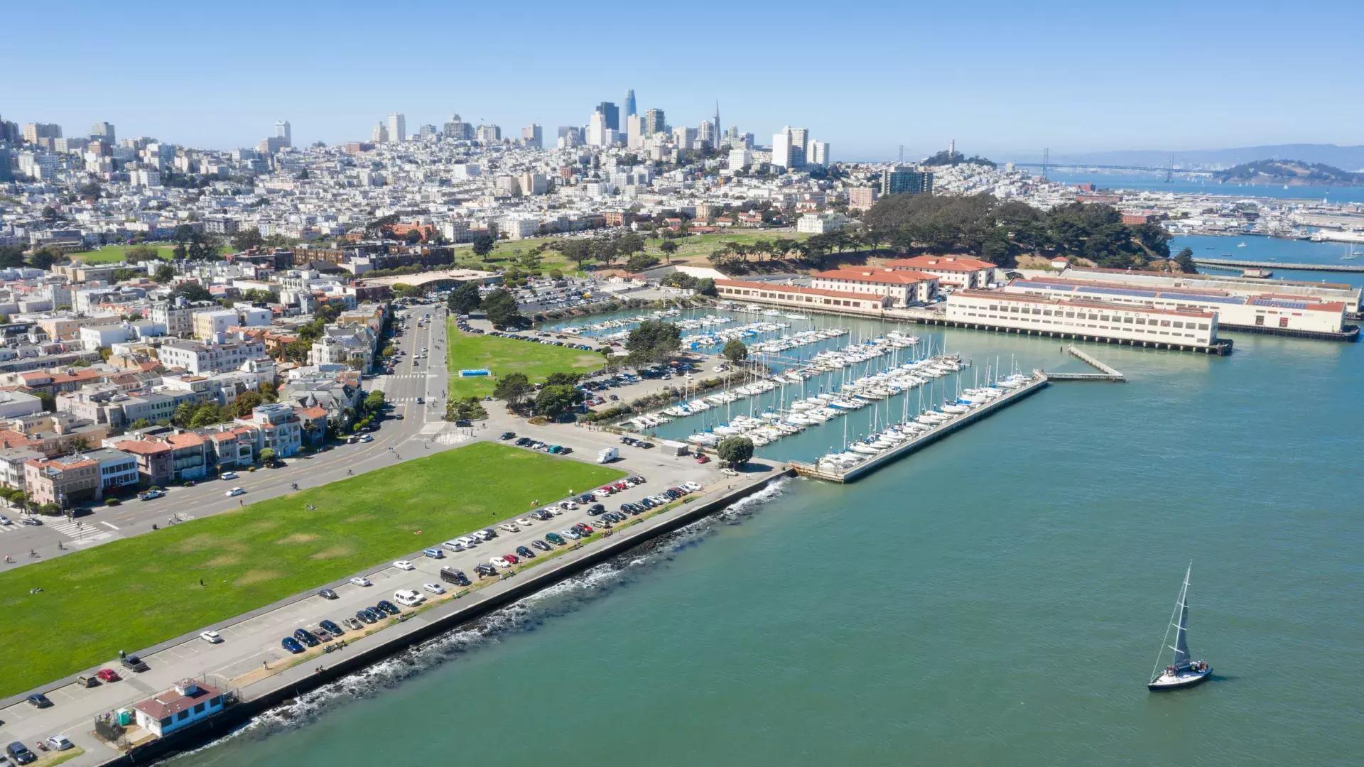Aerial of Fort Mason with 的 贝博体彩app skyline in 的 distance.