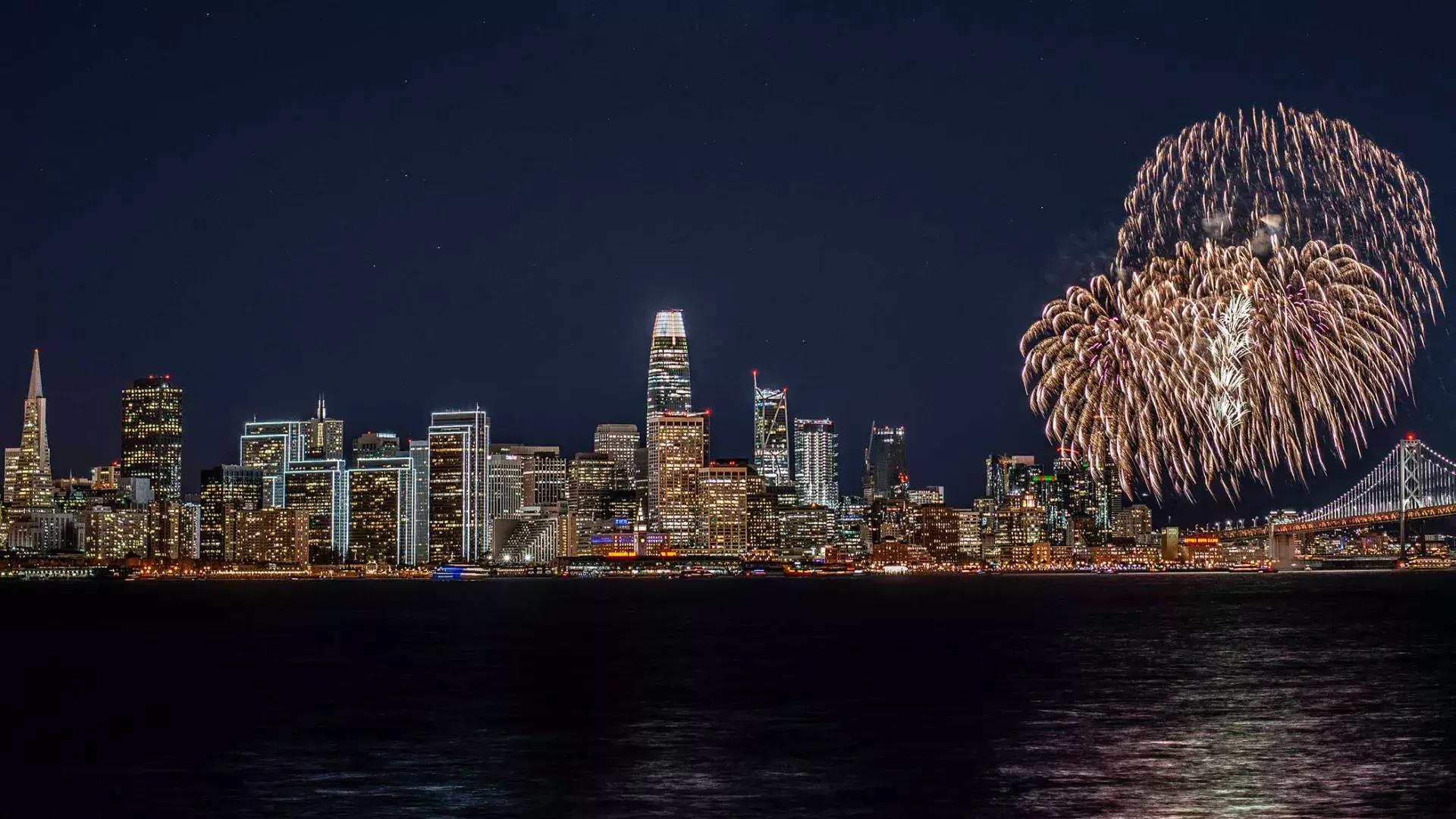 Los fuegos artificiales explotan sobre el horizonte de la ciudad de San Francisco.