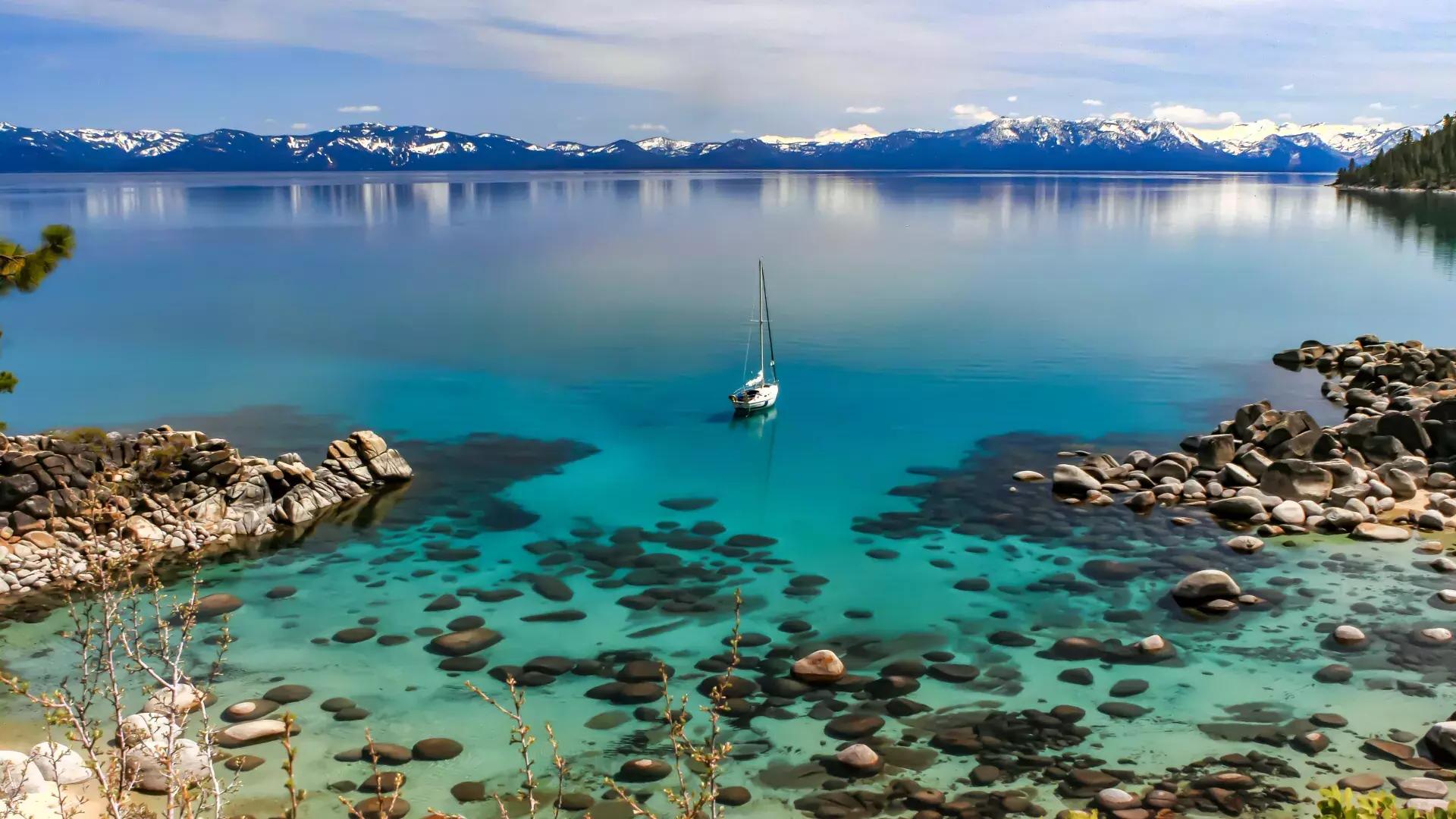레이크 타호(Lake Tahoe)의 수정처럼 맑고 푸른 물