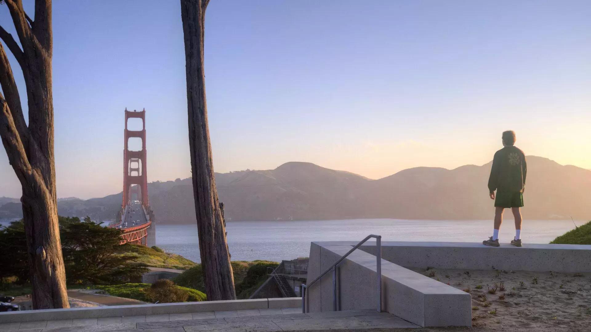 Ein Mann blickt auf die Golden Gate Bridge mit Bergen im Hintergrund.