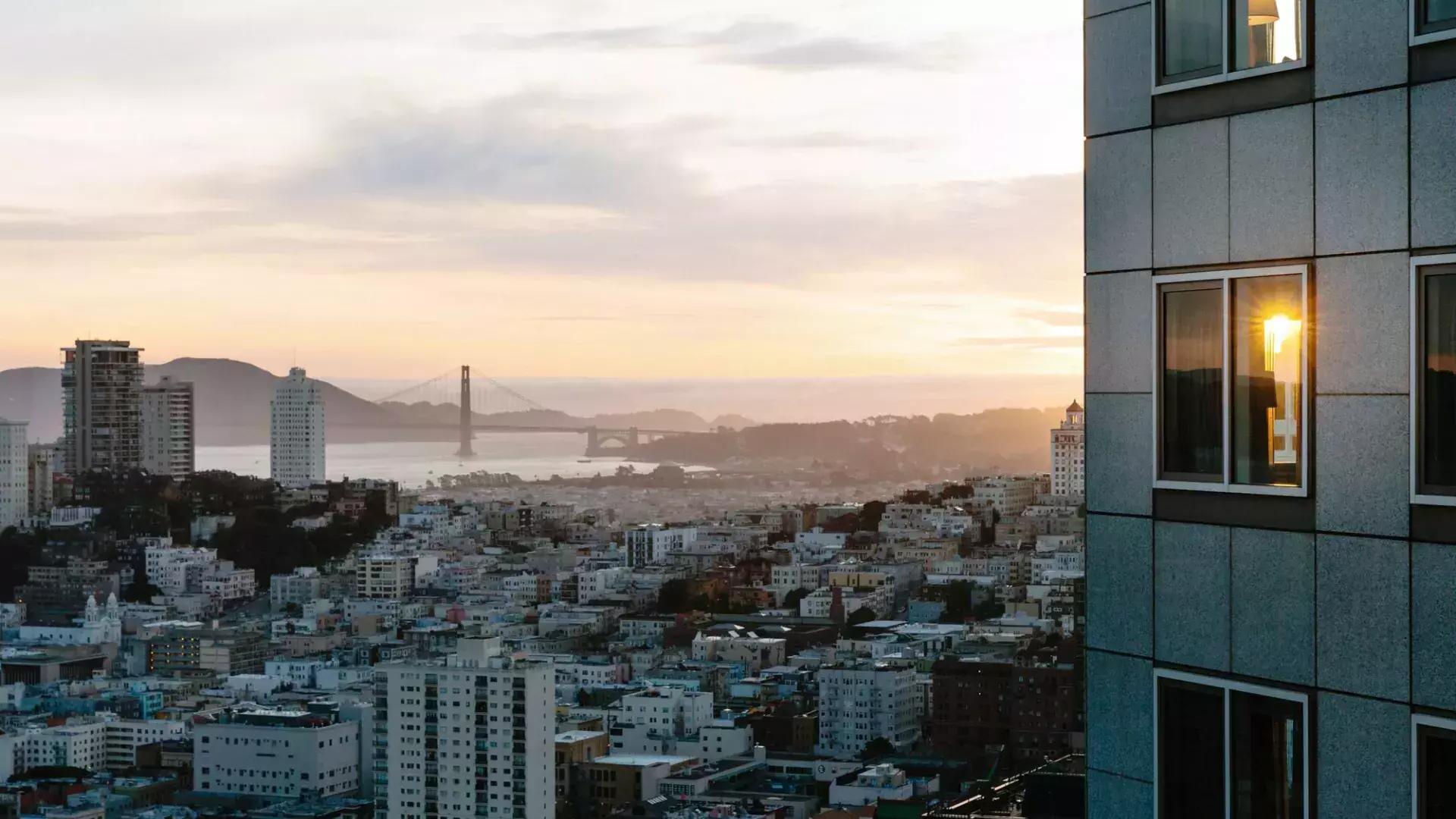 Lo skyline della città di San Francisco è visto dal Four Seasons Hotel San Francisco At Embarcadero.