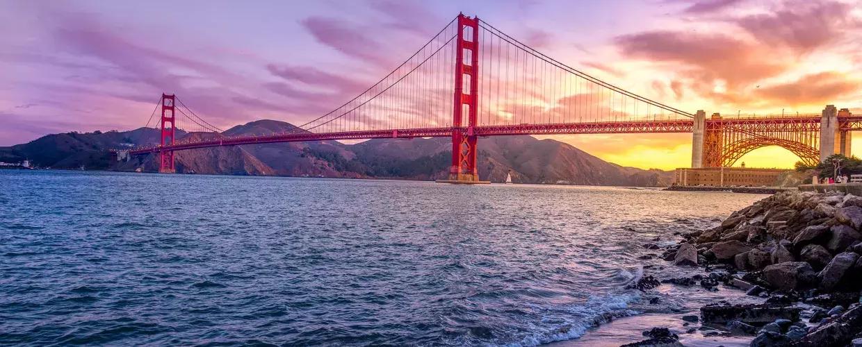 일몰 시 금문교(Golden Gate Bridge)는 다양한 색상의 하늘과 전경에 샌프란시스코 만(San Francisco Bay)을 갖추고 있습니다.