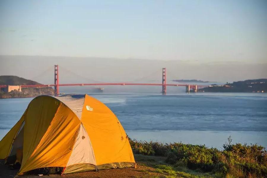 一个帐篷在一个营地俯瞰金门大桥.