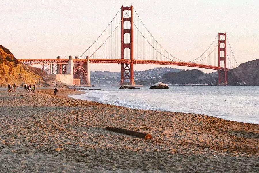 샌프란시스코의 베이커 해변은 금문교를 배경으로 촬영되었습니다.
