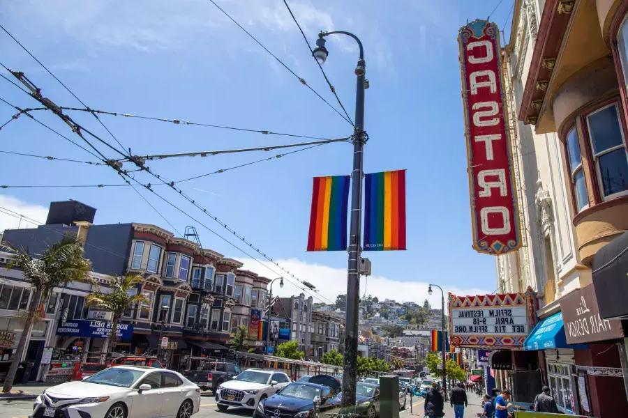 Le quartier Castro de San Francisco, avec le panneau du Castro Theatre et les drapeaux arc-en-ciel au premier plan.