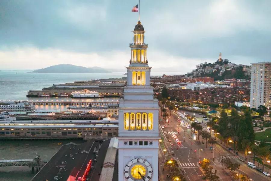 La torre dell'orologio del Ferry Building di San Francisco.