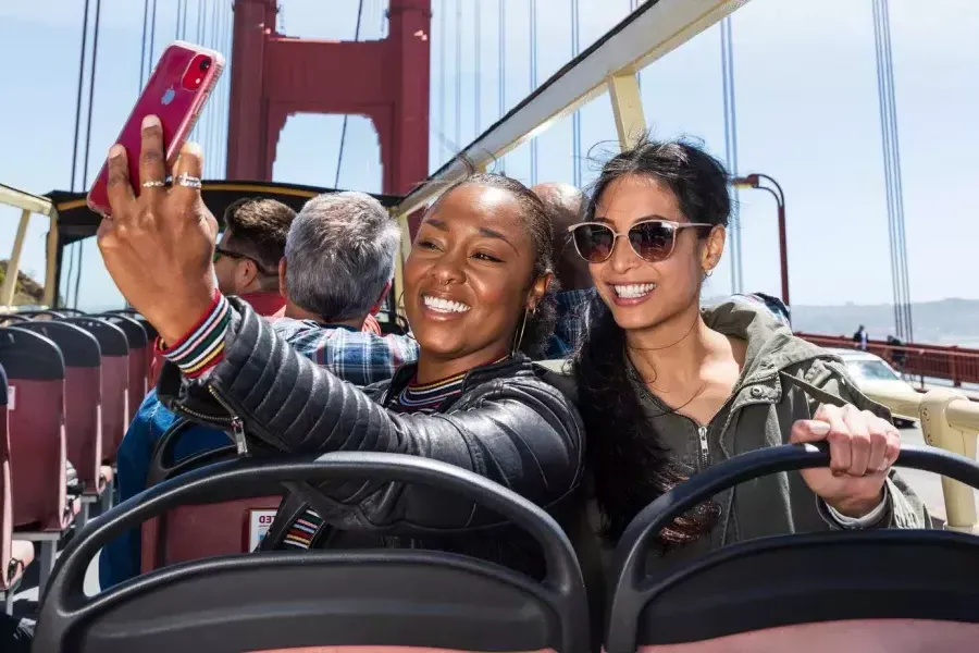 Amis prenant des selfies sur le Golden Gate Bridge