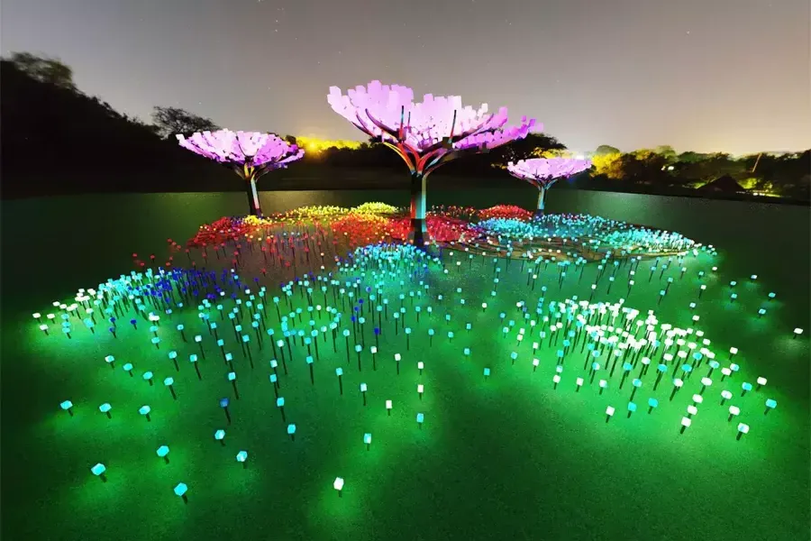 大尺度的花朵在扭曲的多色光中发光，一个照明科幻展览.