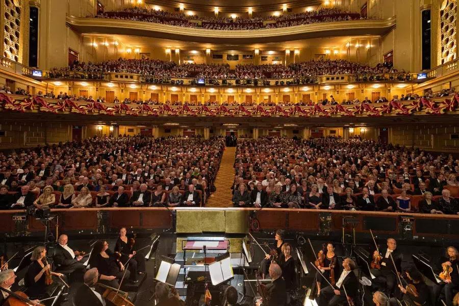 La symphonie se prépare pour une représentation d’opéra au War Memorial Opera House. 贝博体彩app，加利福尼亚州.