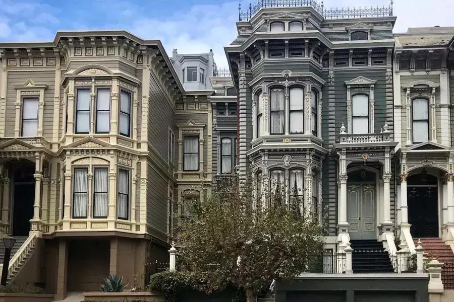 Uma fileira de casas vitorianas ornamentadas em uma rua em Pacific Heights. São Francisco, Califórnia.