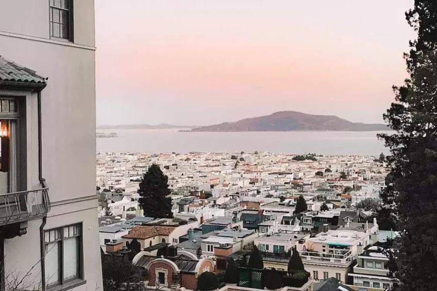 Vista de la Bahía de San Francisco desde lo alto de una colina empinada en el barrio Marina/Pacific Heights.