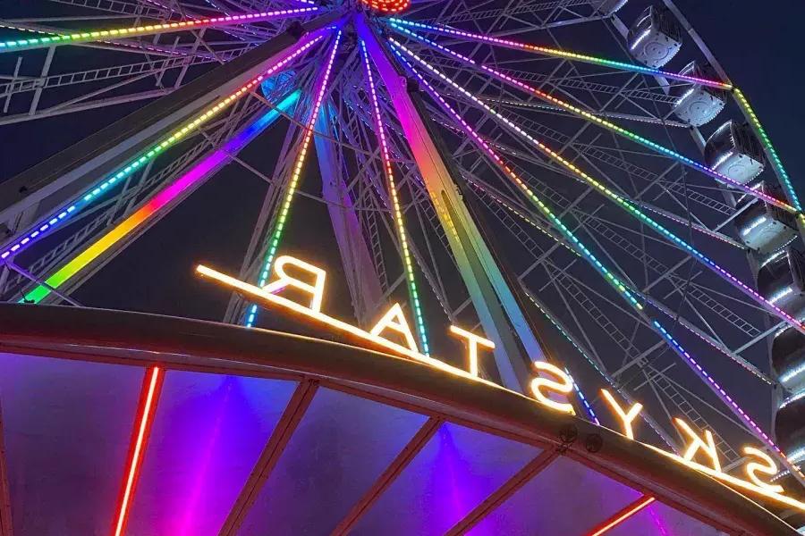Close up view of the neon lights of the SkyStar ferris wheel in Golden Gate Park. 圣弗朗西斯科，加州.
