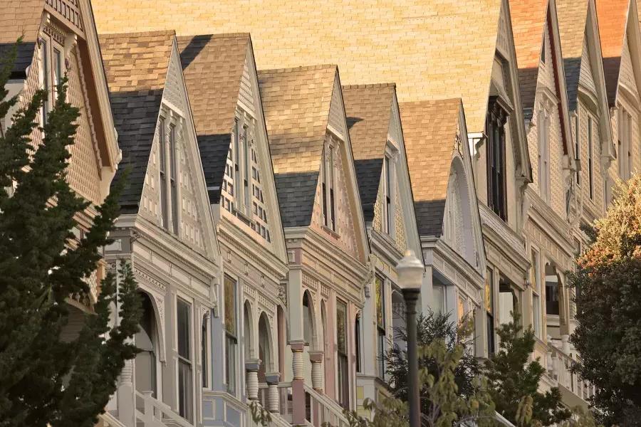 Close up of a row of Victorian houses in the 卡斯特罗 district of San Francisco.