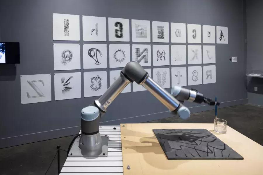 Mr. 机器人，2024年，工艺与设计博物馆. 摄影:Henrik Kam.