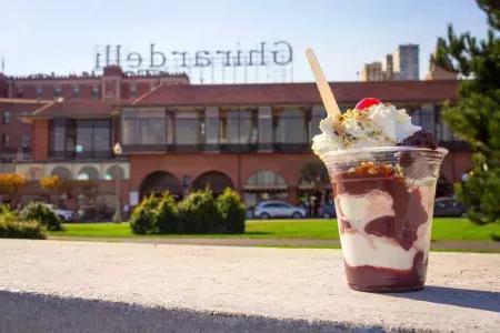 前景是巧克力冰淇淋，背景是Ghirardelli广场。.