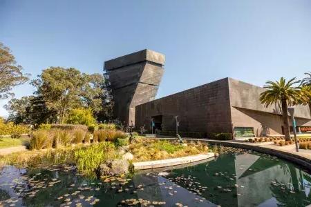 现代的，角度的杨博物馆的外观. 贝博体彩app，加利福尼亚州.