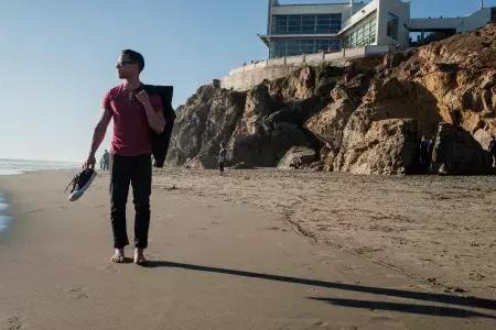 尼克·惠特尔西赤脚在海洋海滩