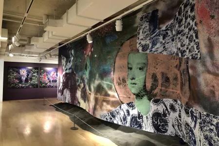 아프리카 디아스포라 박물관 전시실에는 대규모 벽화가 전시되어 있습니다. 샌프란시스코, 캘리포니아.
