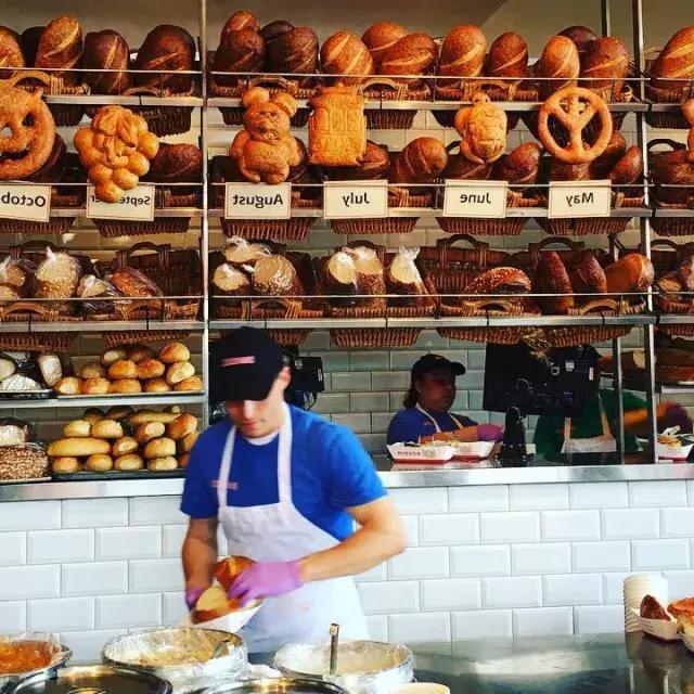 サンフランシスコのブーディンベーカリーでは、パン職人がサワードウブレッドを作っています。