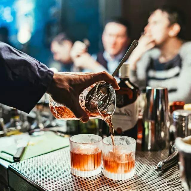 Barkeeper schenkt Cocktails ein