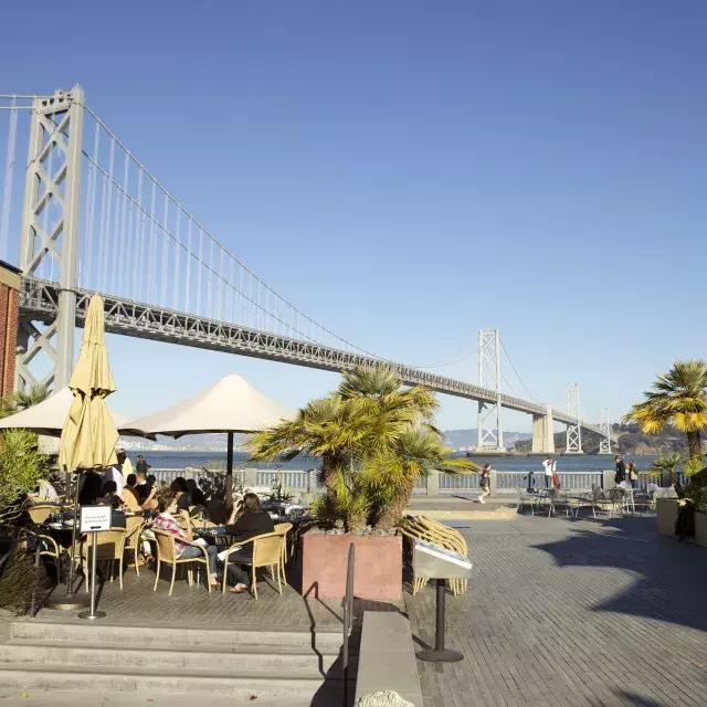 I commensali si godono un pasto sul lungomare di San Francisco.