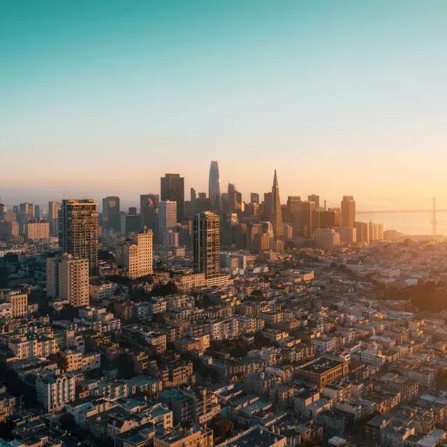 El horizonte de San Francisco se ve desde el aire bajo 一个 luz dorada.