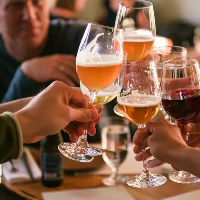 Un grupo de viajeros comparte una copa en un bar de San Francisco.