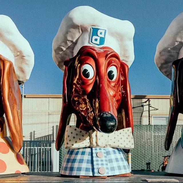 Tre delle famose teste di Doggie Diner in mostra.