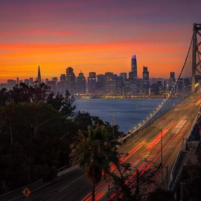 ベイブリッジからサンフランシスコのスカイラインを眺める夕日