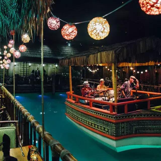 室内乐队在贝博体彩app费尔蒙特酒店世界著名的汤加房间泻湖演奏.