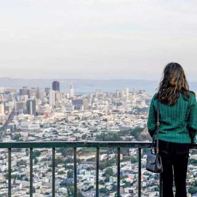 Una mujer mira el horizonte de San Francisco desde Twin Peaks.