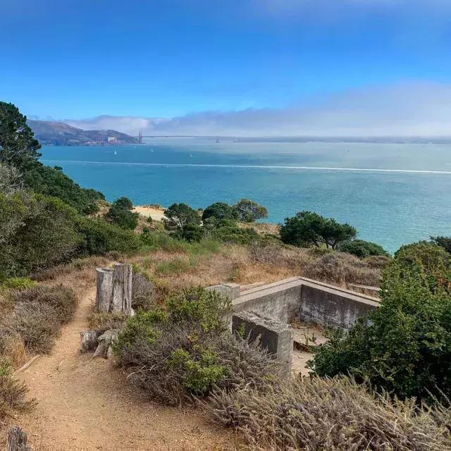 サンフランシスコ湾とゴールデンゲートブリッジを見渡すエンジェルアイランド州立公園のキャンプ場