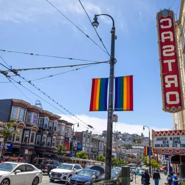 Le quartier Castro de San Francisco, avec le panneau du Castro Theatre et les drapeaux arc-en-ciel au premier plan.