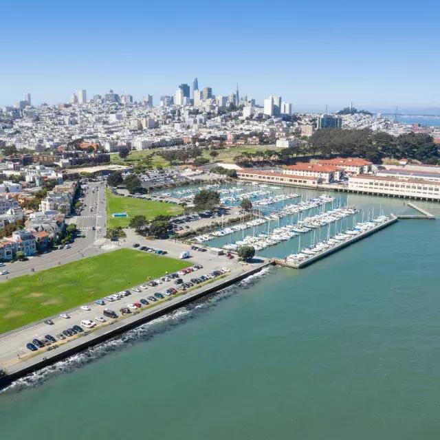 遠くにサンフランシスコのスカイラインを望むフォート メイソンの航空写真。