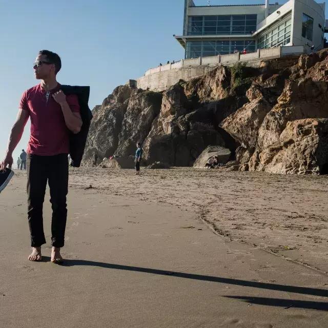 尼克·惠特勒西赤脚在海洋海滩