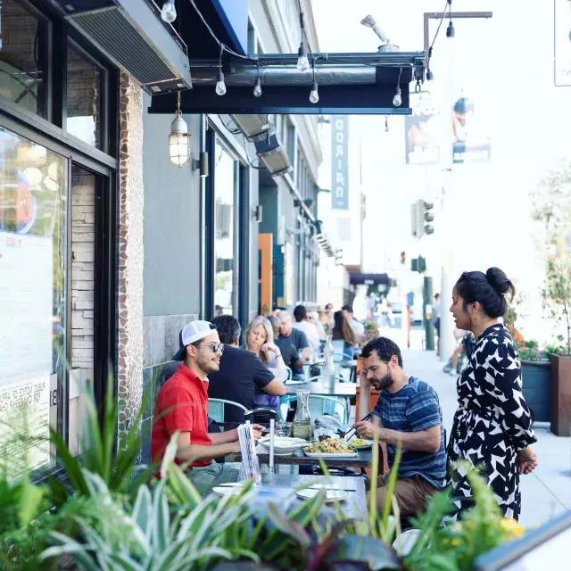 Os clientes desfrutam de uma refeição no bairro de Marina, em São Francisco.
