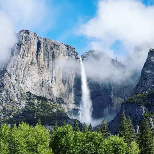 约塞米蒂国家公园的约塞米蒂瀑布(Yosemite Falls).
