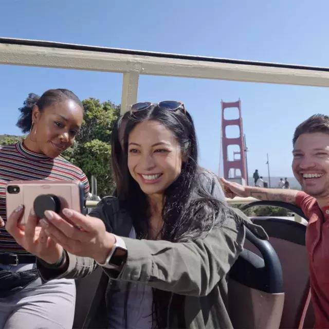 一群游客在金门大桥附近的巴士上自拍. 加州贝博体彩app.