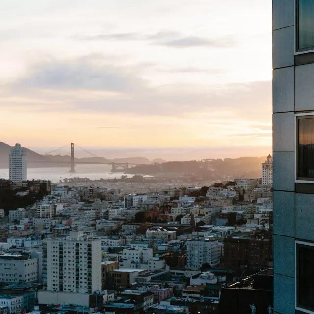 El horizonte de la ciudad de San Francisco se ve desde el Four Seasons Hotel San Francisco At Embarcadero.