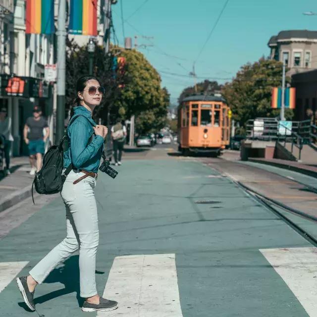 Uma mulher caminhando no Castro