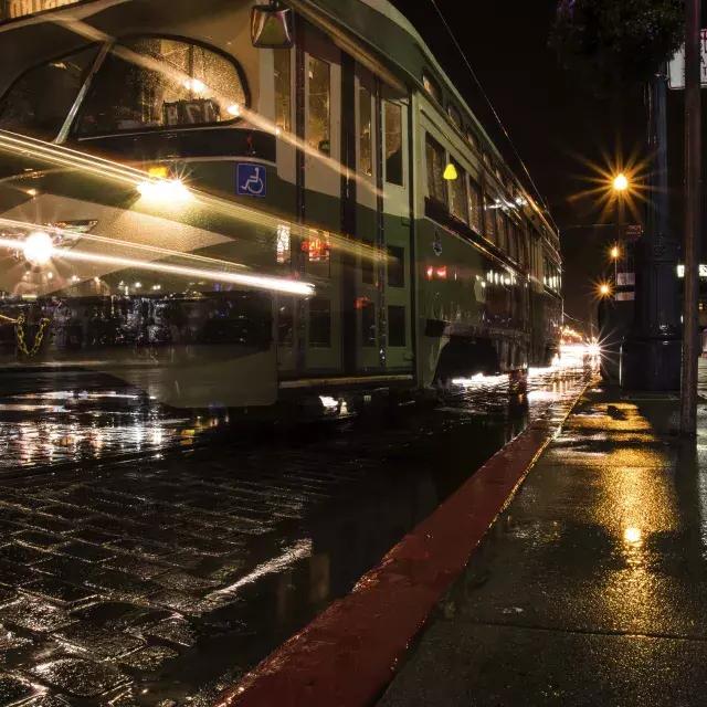 Tramway la nuit sous la pluie