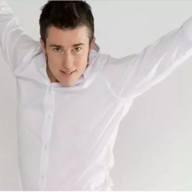 Imagen de una persona con camisa blanca saltando en el marco