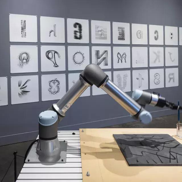 Mr. 机器人，2024，工艺设计博物馆. 照片由Henrik Kam拍摄.